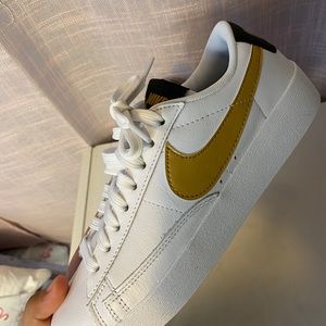 Nike Women's Blazer Low LE av9370-107